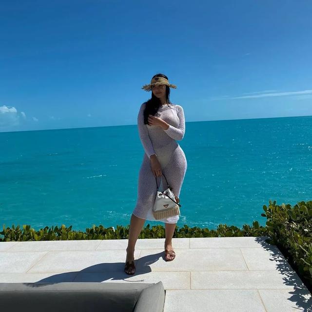 乔治一家度假曝光,女友身材完胜卡戴珊,网友都看红了脸