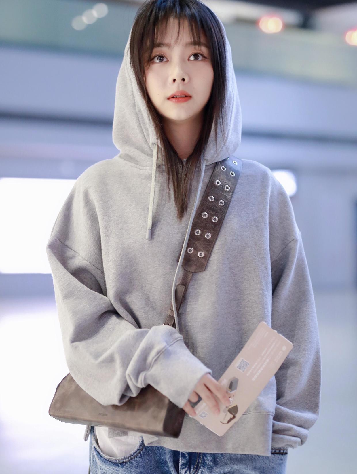 谭松韵早春穿搭清爽时髦卫衣搭配牛仔裤走机场意外小巧精致