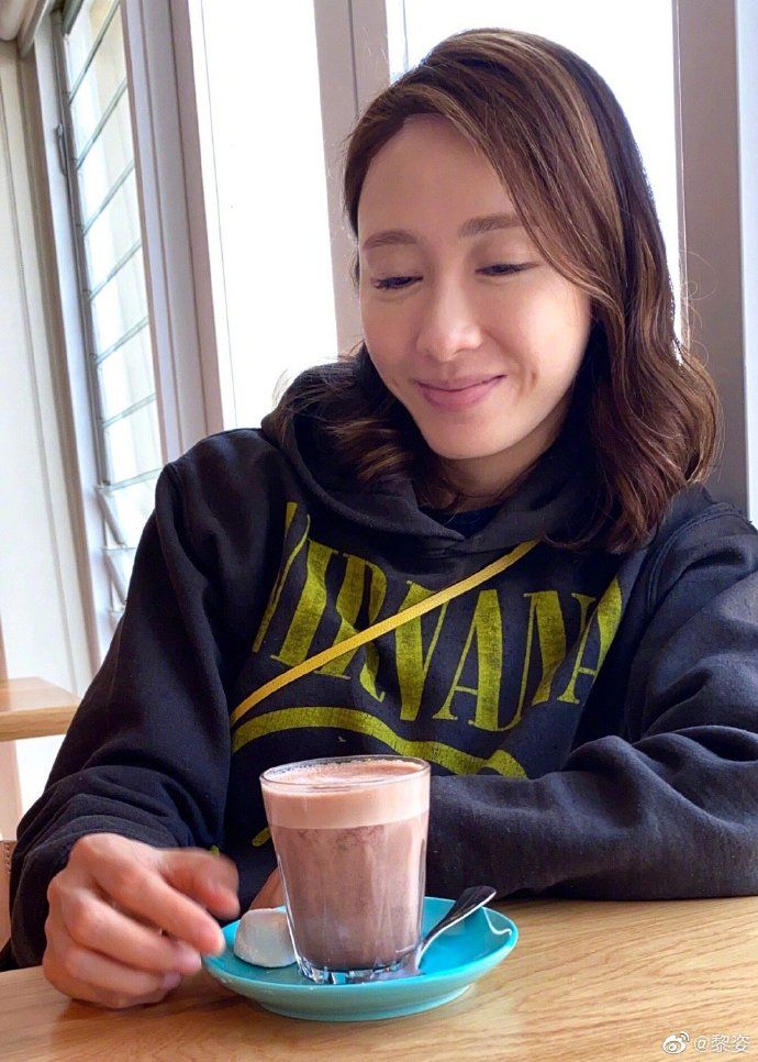 她因为弟弟重伤而退出娱乐圈,如今48岁的她还是那么的年轻