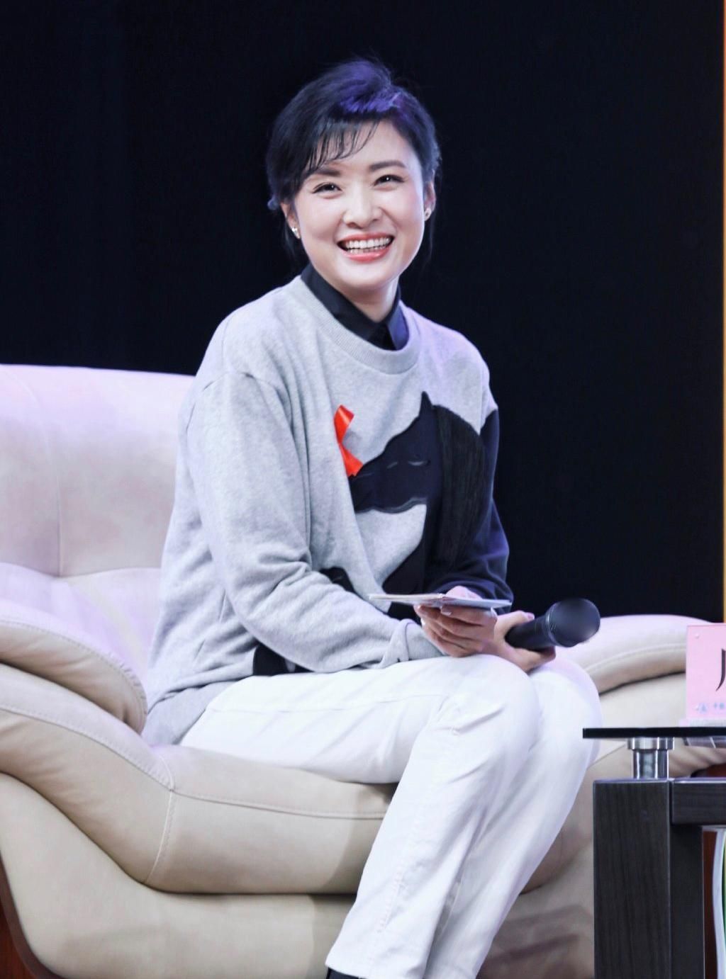 周涛把卫衣 衬衫带火了,搭配小白裤清爽时髦,早春照着穿准没错