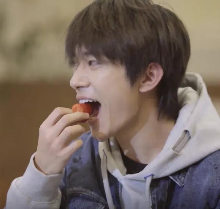 别人吃草莓一个分两口看到易烊千玺的吃法还以为有人跟他抢