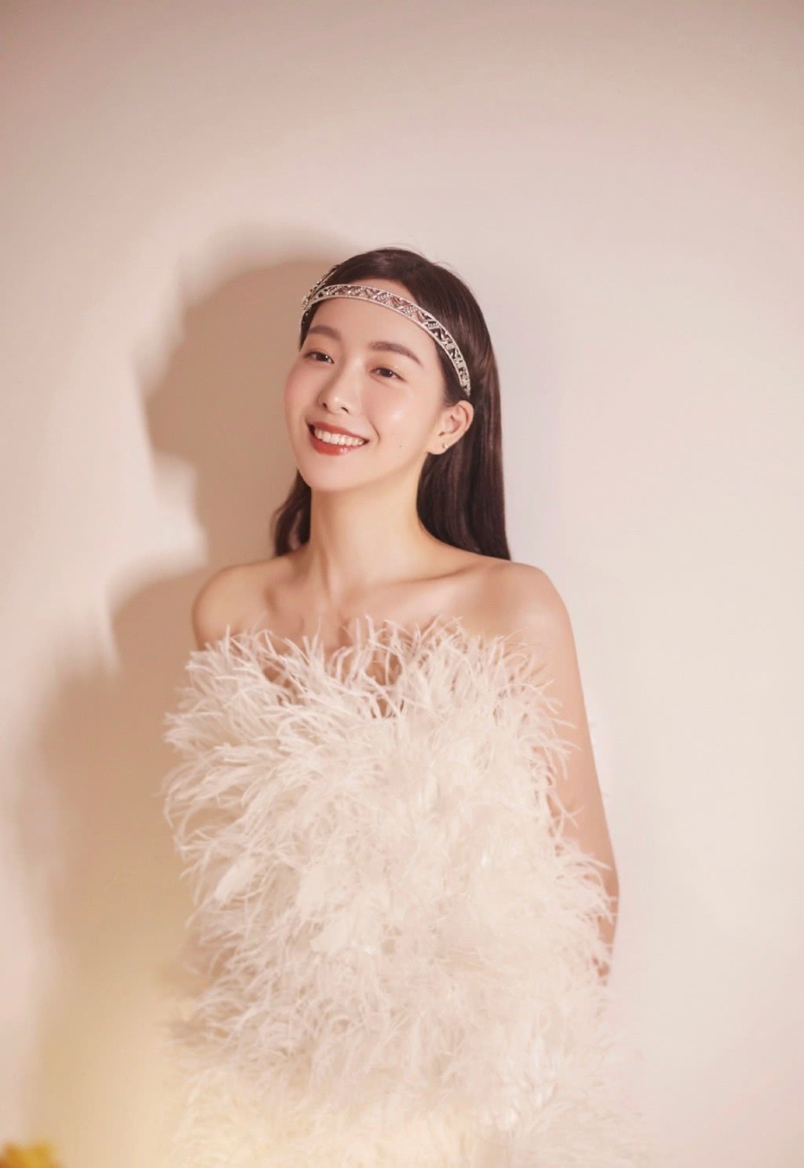 她被《创造101》淘汰,今穿抹胸羽毛裙,配发箍复古又性感