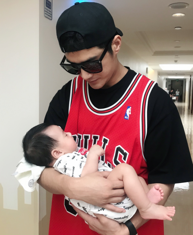 有种"基因"叫姜潮儿子,才半岁就有了鼻梁,这脸蛋被天使吻过吧