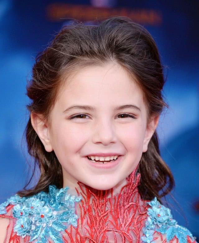 "钢铁侠女儿"穿中国旗袍为中国加油,呼吁大家不要搞歧视!