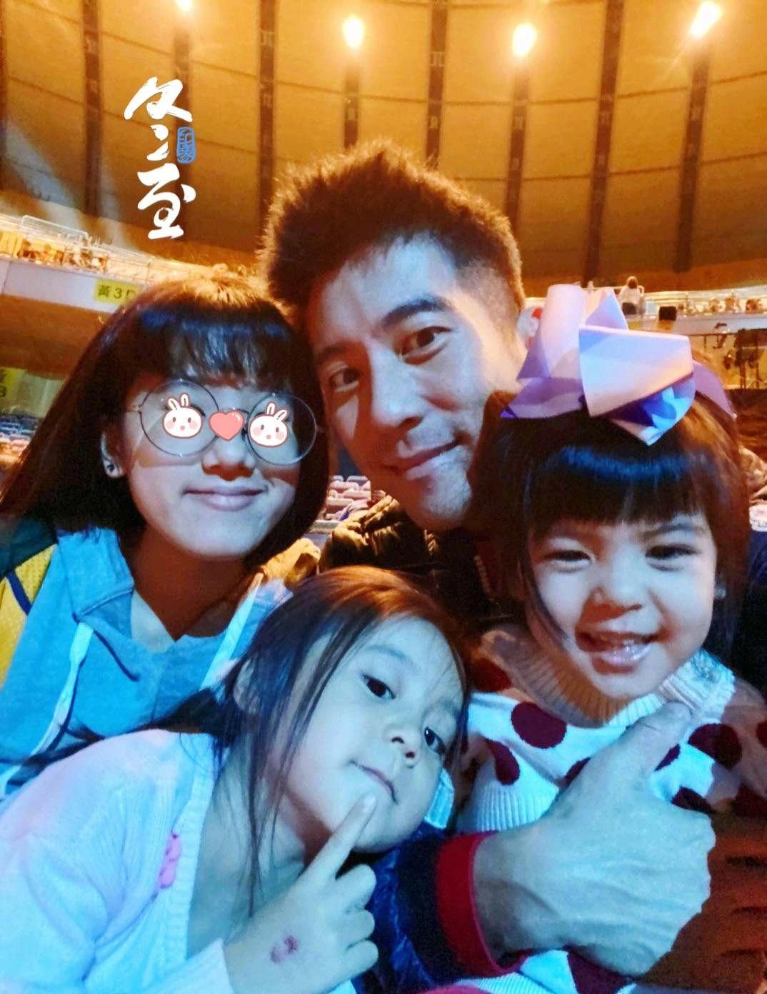 贾静雯大女儿梧桐妹晒最新日常,14岁就能替父母照顾咘咘和波妞