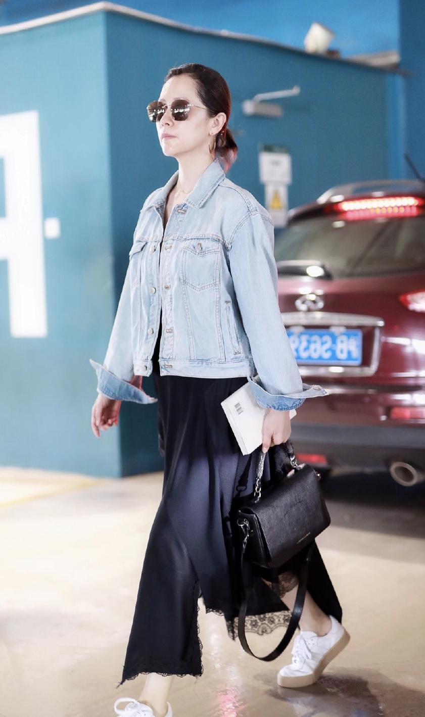 海青实力装嫩,牛仔外套内搭连衣裙女人味十足,优雅少女非常减龄