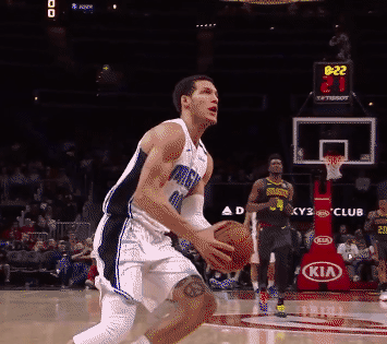 扣篮大赛冠军级的表演,在一次魔术快攻当中,戈登拿球后高高跃起转身