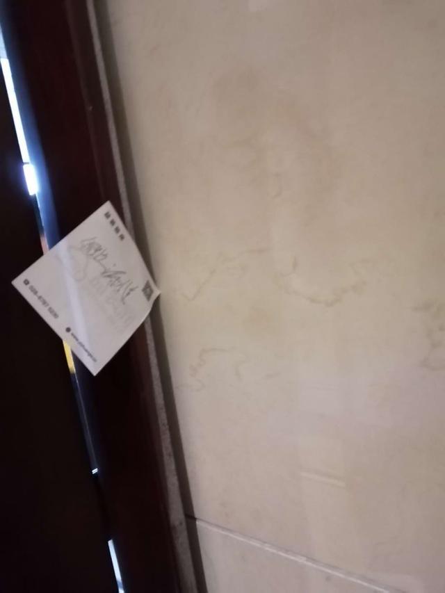 衣帽间木地板软踏,漏缝▲楼梯地砖损伤▲楼梯与墙面拼接处做工粗糙