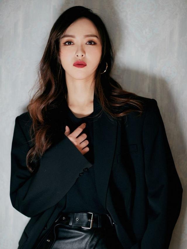 唐嫣终于换风格,紧身皮裙搭配低跟皮鞋,尽显霸气女王范十足