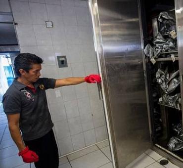 因为没有关系因此一直进不去医院系统,太平间虽然工作环境不好,但是也