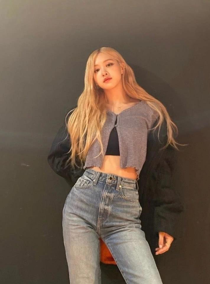 朴彩英短款针织衫配牛仔裤个性潮流小蛮腰让多少女孩羡慕