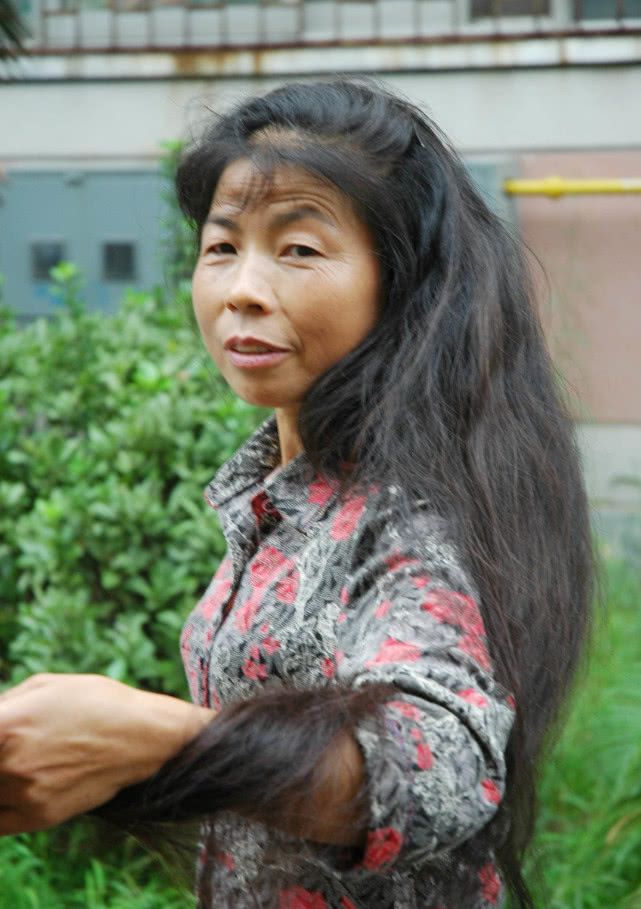 大妈三十八年没剪头发洗头到半夜剪头发后卖钱捐给山区