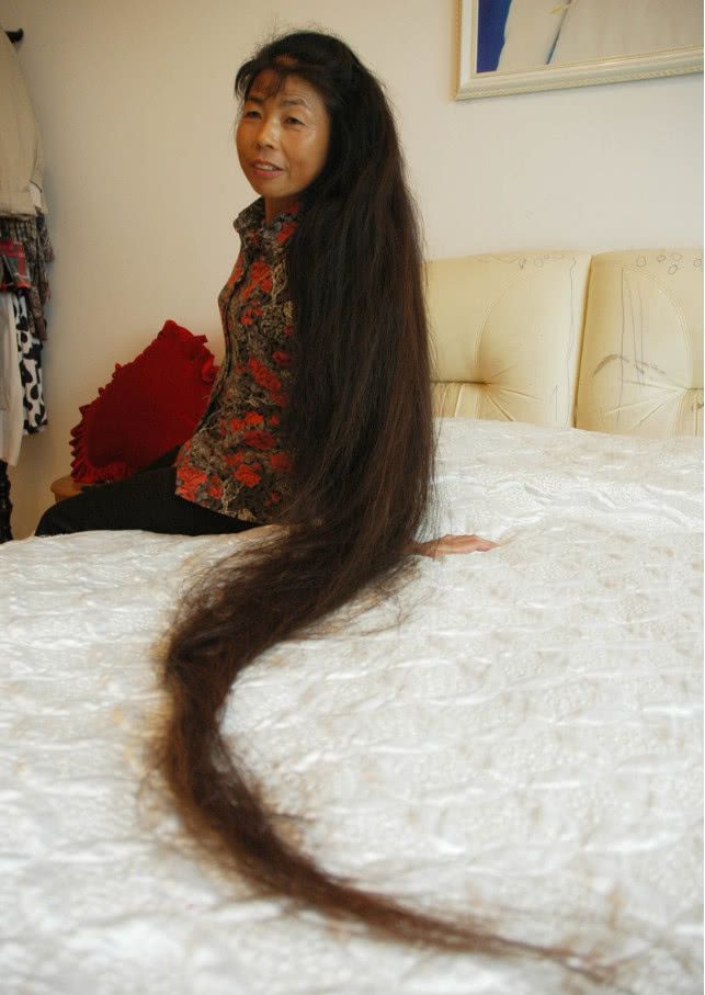 大妈三十八年没剪头发洗头到半夜剪头发后卖钱捐给山区