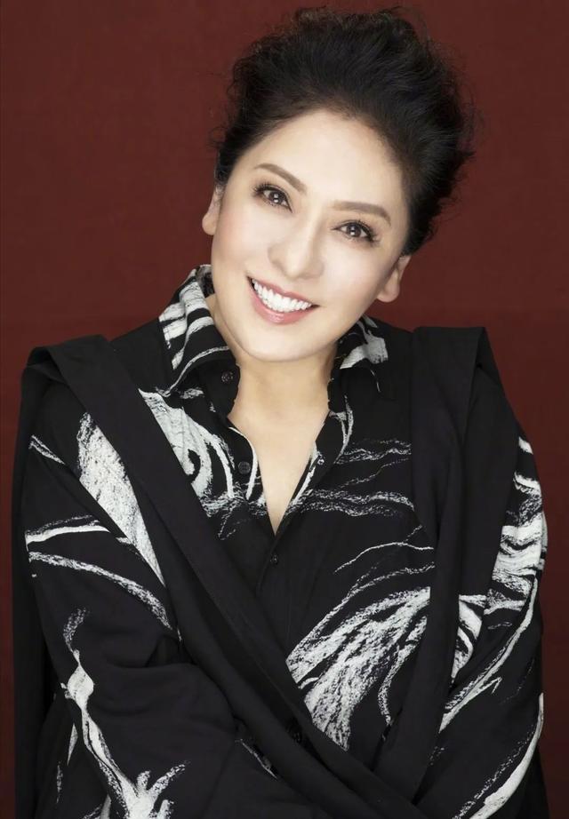 比起丁佩显赫的家世,陈岚的身世简直不值一提,她6岁时得了白血病,18岁