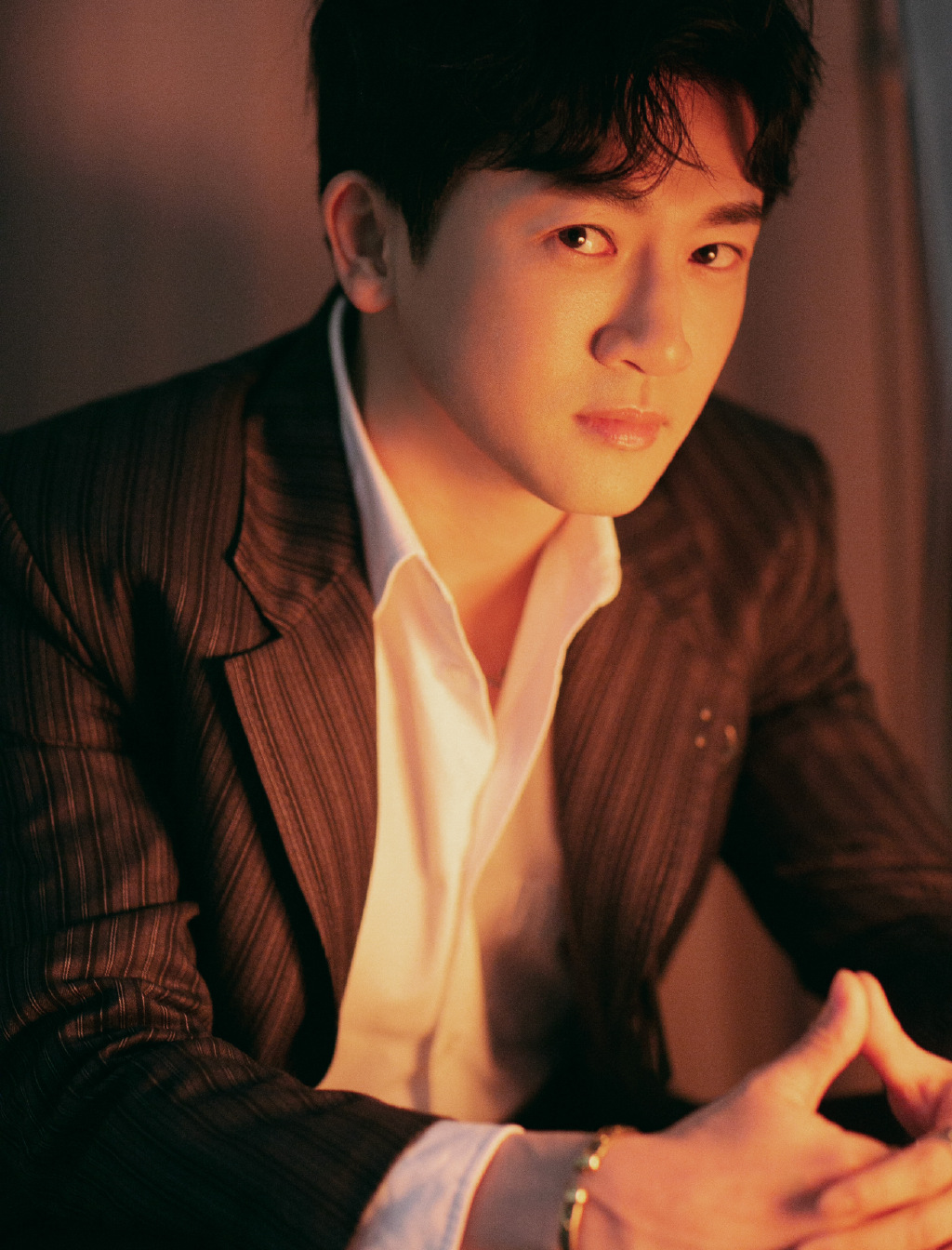 苏有朋灰色条纹西装优雅绅士风