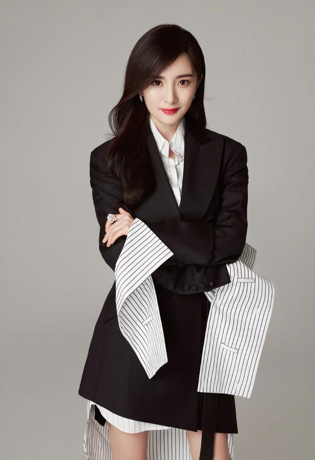 杨幂变"白领佳人",穿条纹衬衫裙配黑色西装,个性不失气场