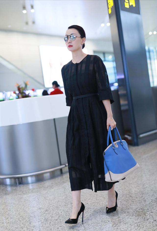 小陶虹透视黑裙现身机场48岁超有气质秘诀你看了你也会