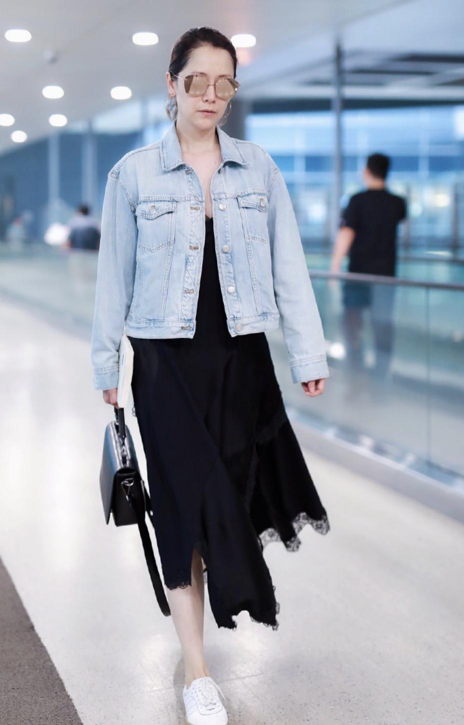 海青实力装嫩,牛仔外套内搭连衣裙女人味十足,优雅少女非常减龄