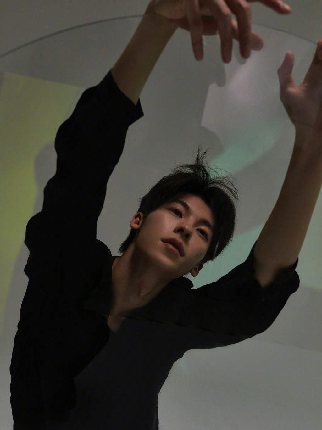 许光汉黑白硬照太帅气,撞脸邓伦易烊千玺,成为新的"老公"人选