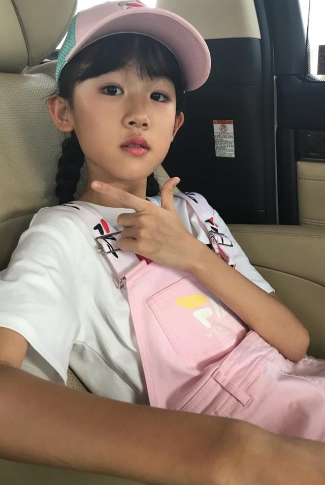 有种"失控"叫11岁的贝儿,穿一套休闲风格的服装,可爱更显魅力