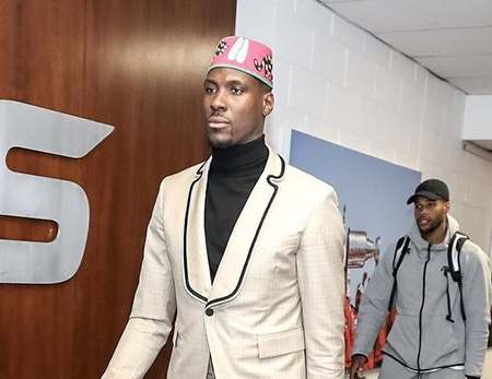 美国媒体发布詹姆斯在比赛中看威廉森趣图|威廉森|科尔克马兹|莫兰特