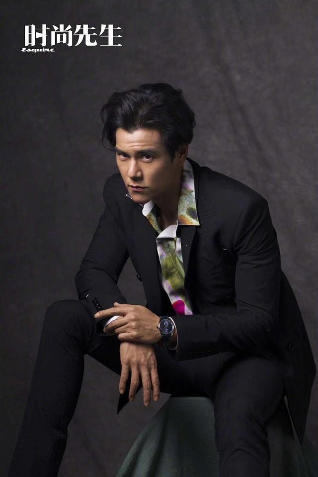 彭于晏最新大片背头港风十足,五官硬朗一展成熟男性魅力