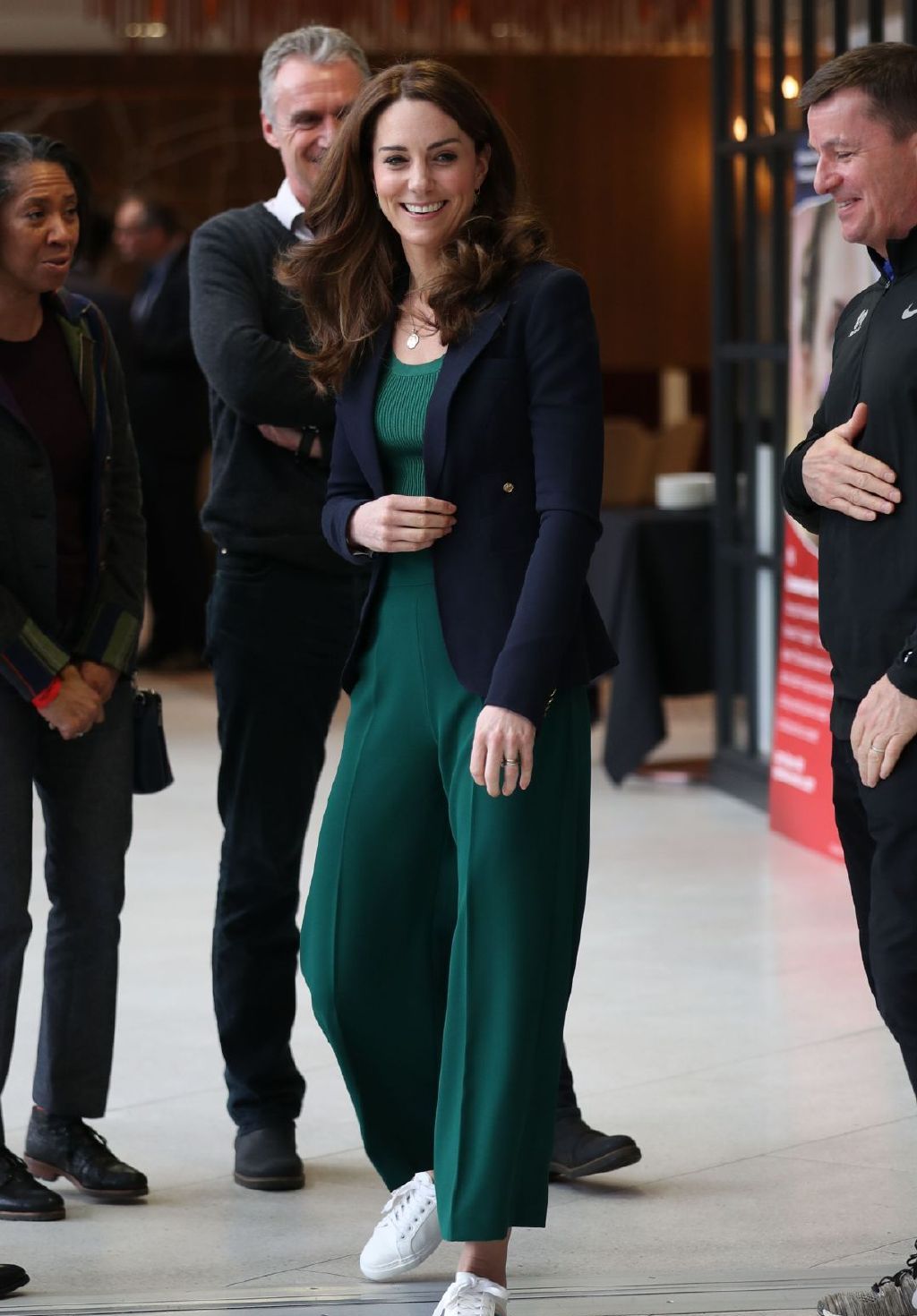 38岁凯特王妃参加田径赛绿衣白鞋身材惹眼活力宛如20岁少女