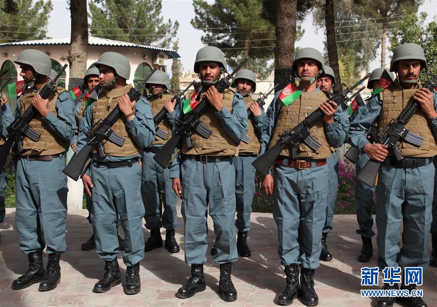 2月27日,在阿富汗南部赫尔曼德省拉什卡尔加,阿安全部队士兵参加纪念