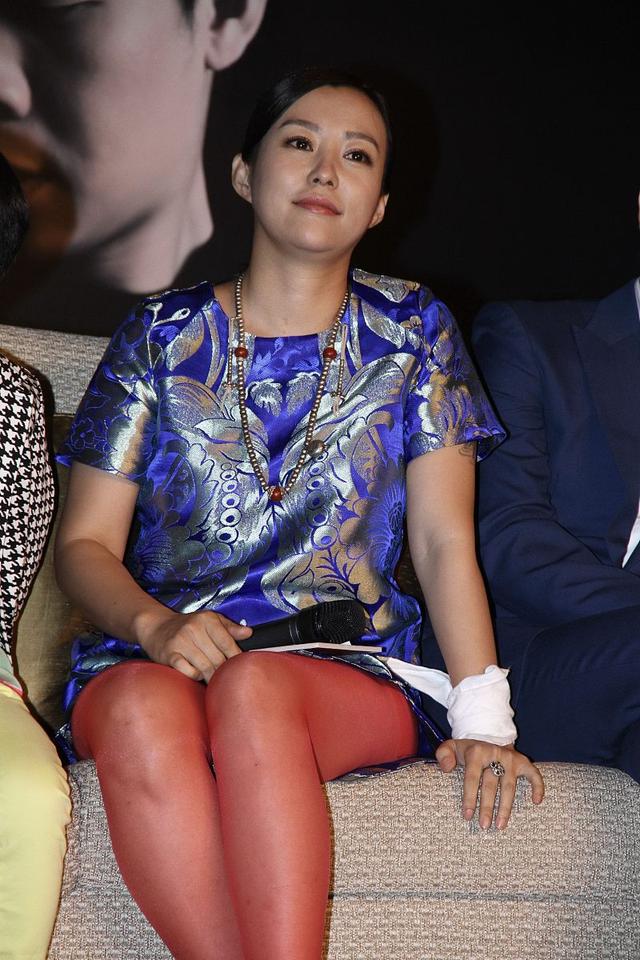 郝蕾现晚年肥颈纹明显,穿真丝裙藏不住丰满,腿粗还硬穿红色丝袜