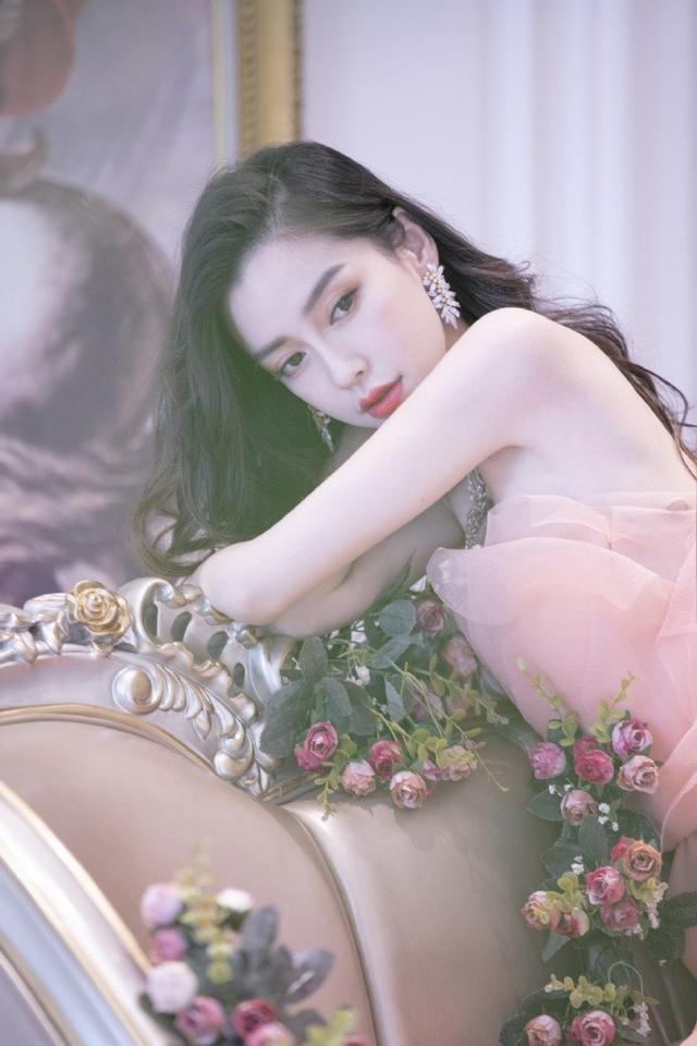 angelababy粉橘色抹胸纱裙性感妩媚