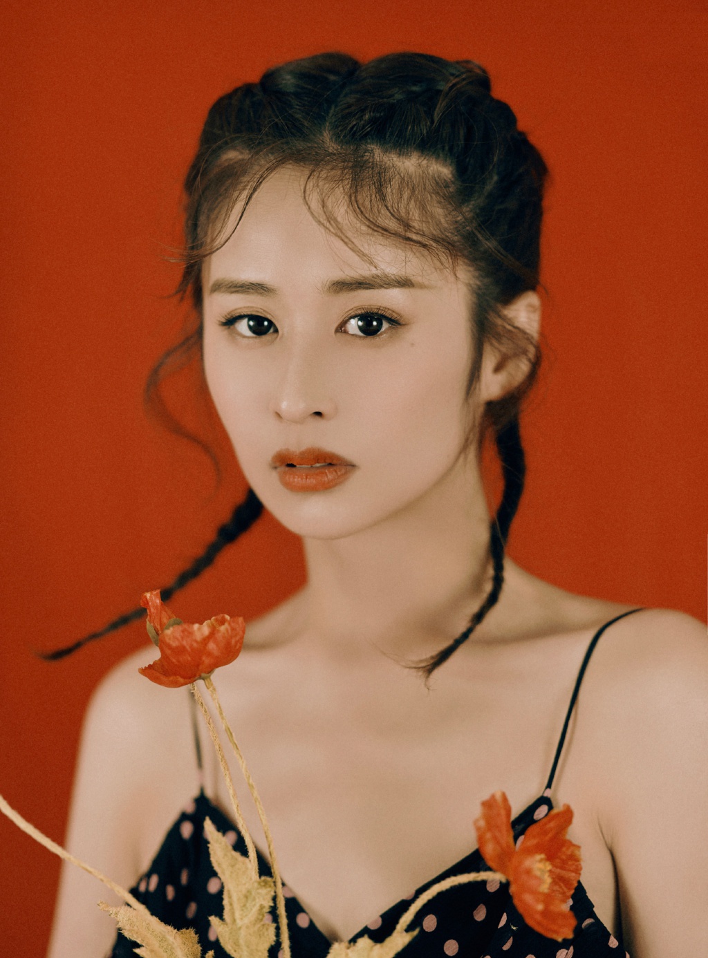 颖儿复古摩登写真图,柔美卷发令浪漫气息扑面而来