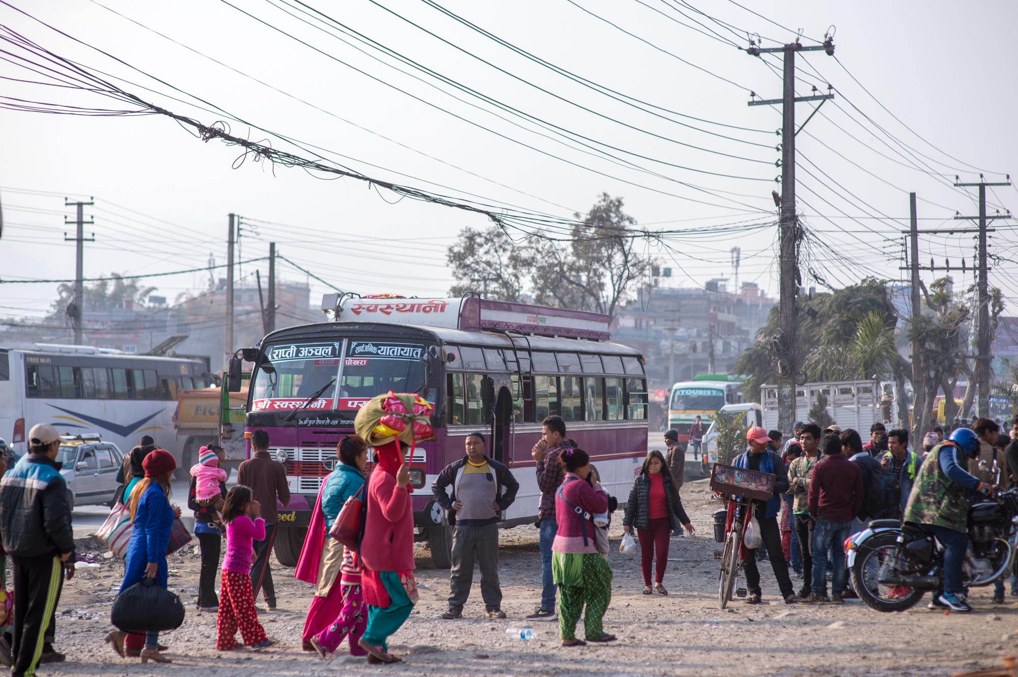 尼泊尔首都加德满都,街头景象如上世纪,12岁男孩摆地摊挣生活费