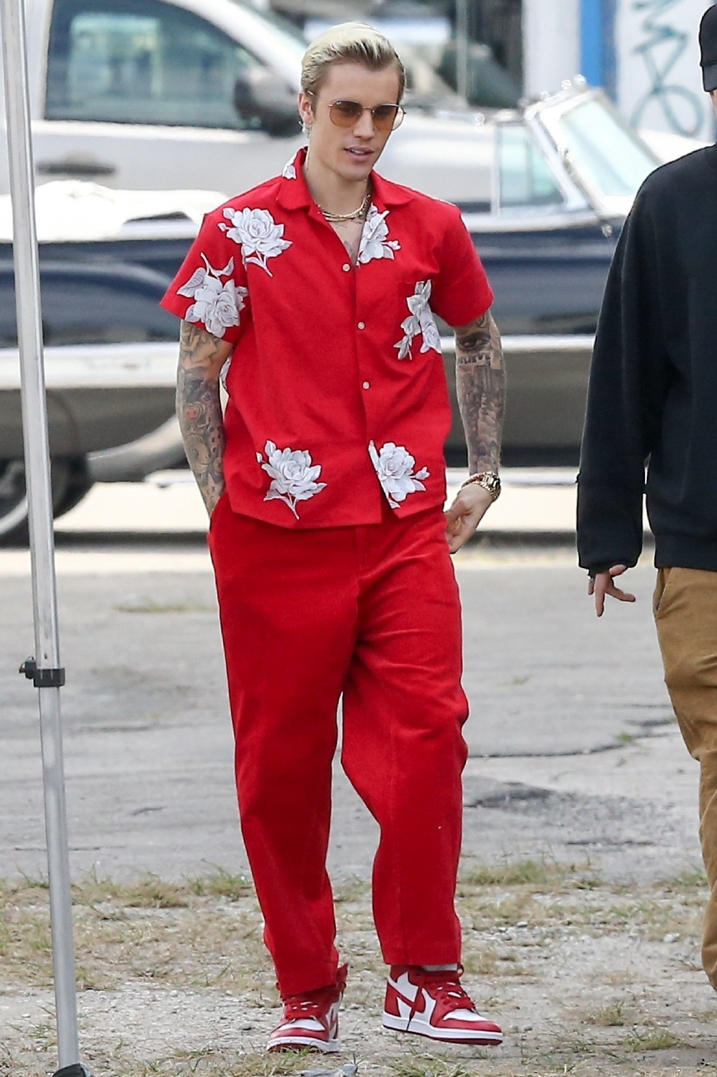 贾斯汀·比伯为新歌拍摄mv!大背头红衬衫,变身花花公子造型