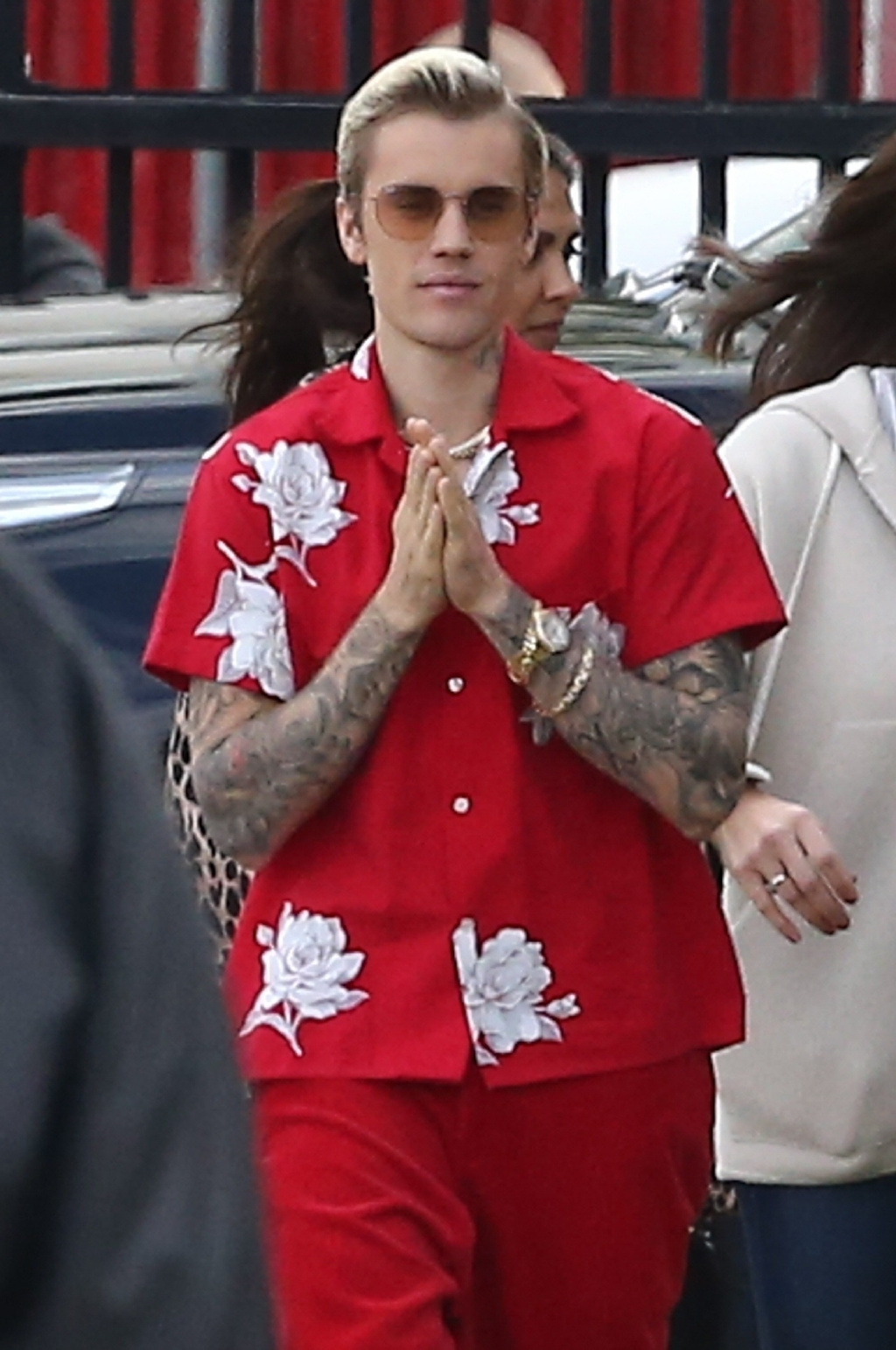 大背头红衬衫,变身花花公子造型