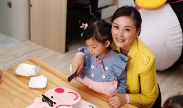 被称为内地张柏芝,如今变身母婴博主,40岁皱纹明显不似当年
