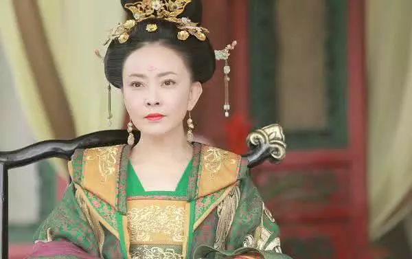 秦岚主演的琼瑶剧《又见一帘幽梦》里的沈随心,《遥远的婚约》里的乔