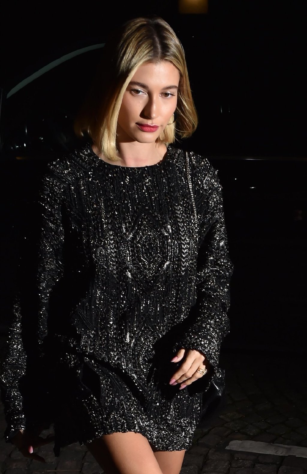 贾斯汀比伯妻子海莉深夜街拍!金发超a造型亮相,175长腿抢眼