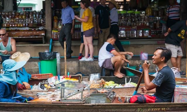 曼谷最有名的水上市场，购物方式很特别，全世界游客的购物天堂