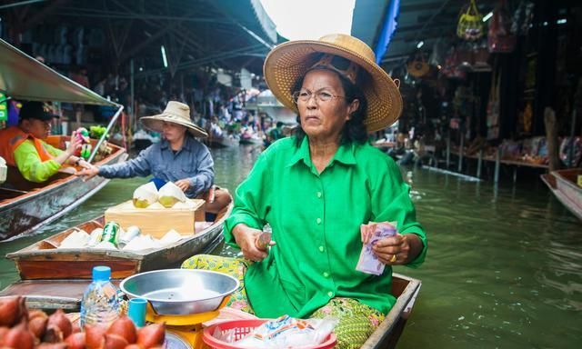 曼谷最有名的水上市场，购物方式很特别，全世界游客的购物天堂