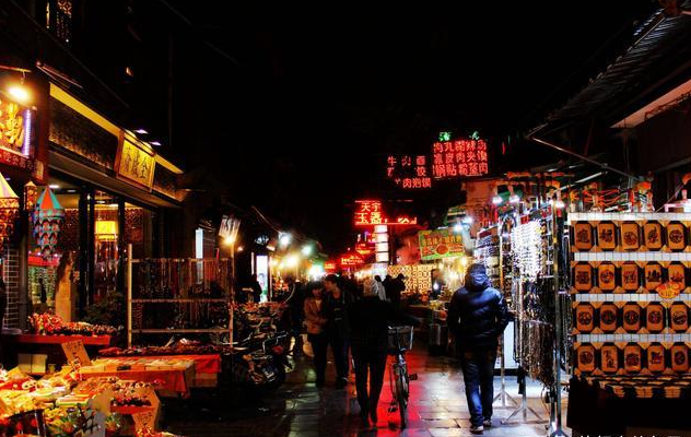 夜晚的无锡最热闹的地方当属湖边和酒吧一条街了.