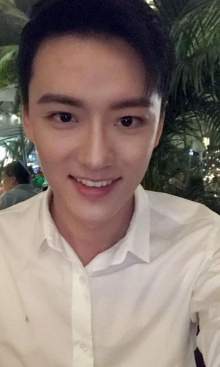 凭快乐星球走红他长相帅气撞脸杨洋退圈生子后生活平淡