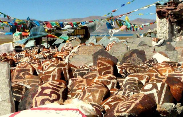 全球最大的玛尼堆:历经300年由25亿块石头堆成,现在还在变大