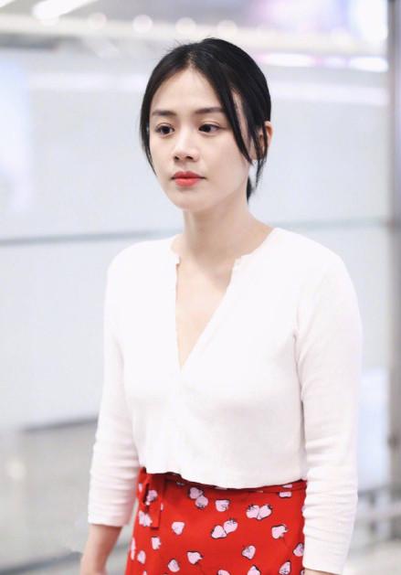 马思纯新年换发型,卫衣搭配半身裙青春灵动,波波头齐刘海太显嫩