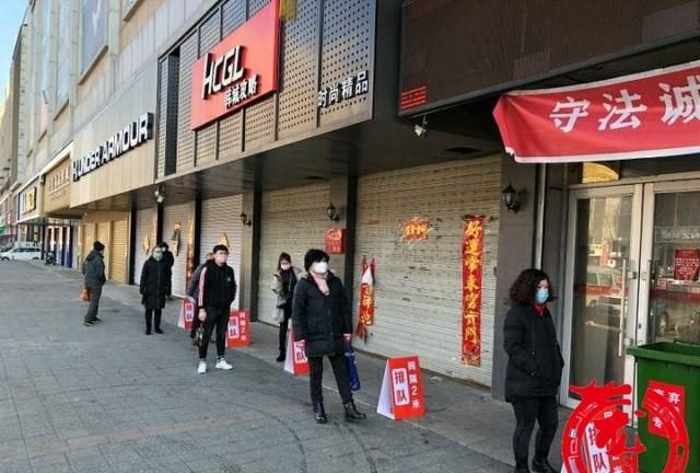 双城超市门口设置号牌,引导市民等距排队购物
