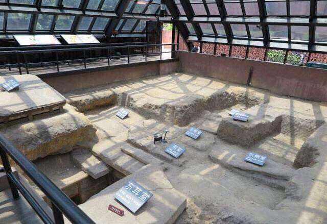 南越王墓顶石板重3.6吨,是如何运上去的,专家说:用了笨方法