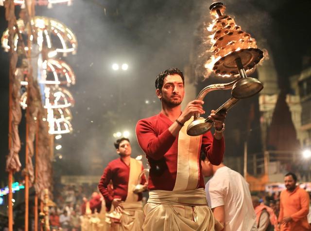 印度恒河边最神圣的宗教仪式却由于男祭司太帅