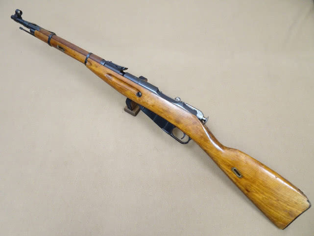 相比m1938"莫辛-纳甘"卡宾枪,m1944在枪管右侧面配备了三棱枪刺,展开