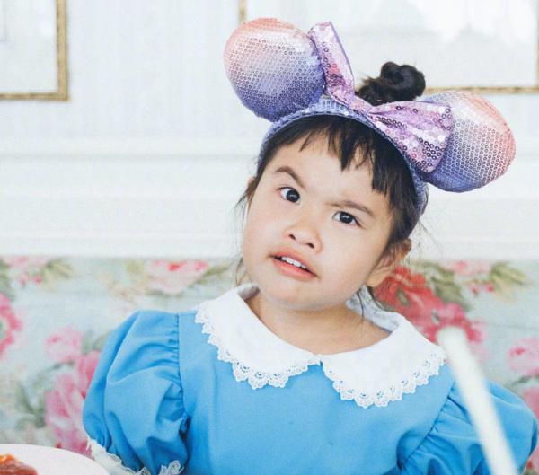 包贝尔女儿包饺子:小时候丑萌,长开了后,网友:是高级脸没错了