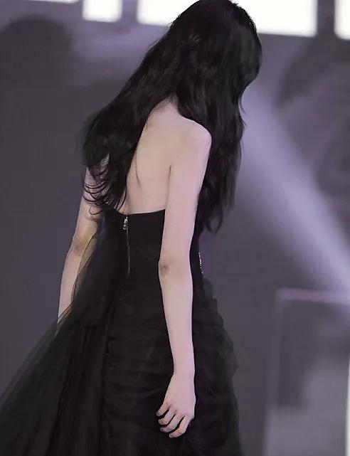 4张鞠婧祎的背影中混入1张郑爽假粉一脸懵真爱粉却能一眼认出