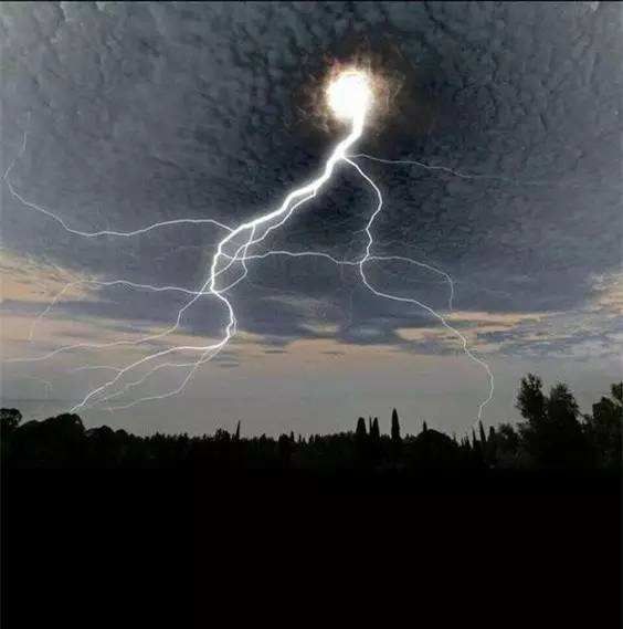 奇特的球形闪电能融化金属,曾击毙里奇曼,它到底由什么构成?